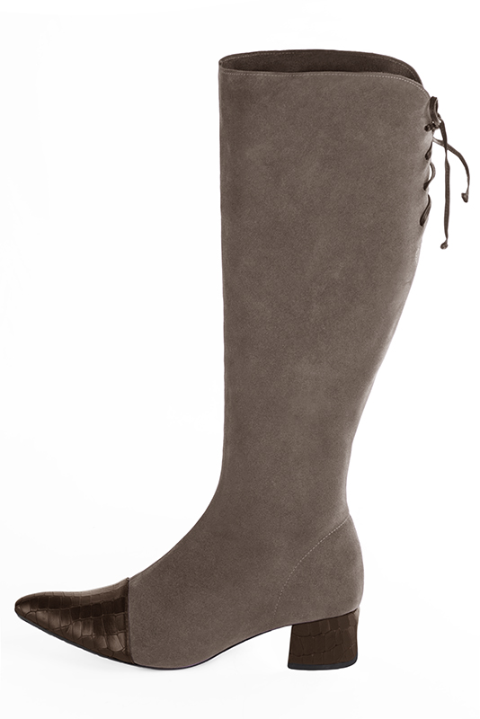 Dark brown women's knee-high boots, with laces at the back. Tapered toe. Low flare heels. Made to measure. Profile view - Florence KOOIJMAN